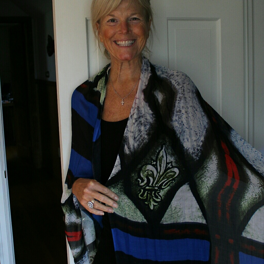 Oolala: Luxuriously soft Fleur-de-lis Modal scarf - Picture 6 of 8